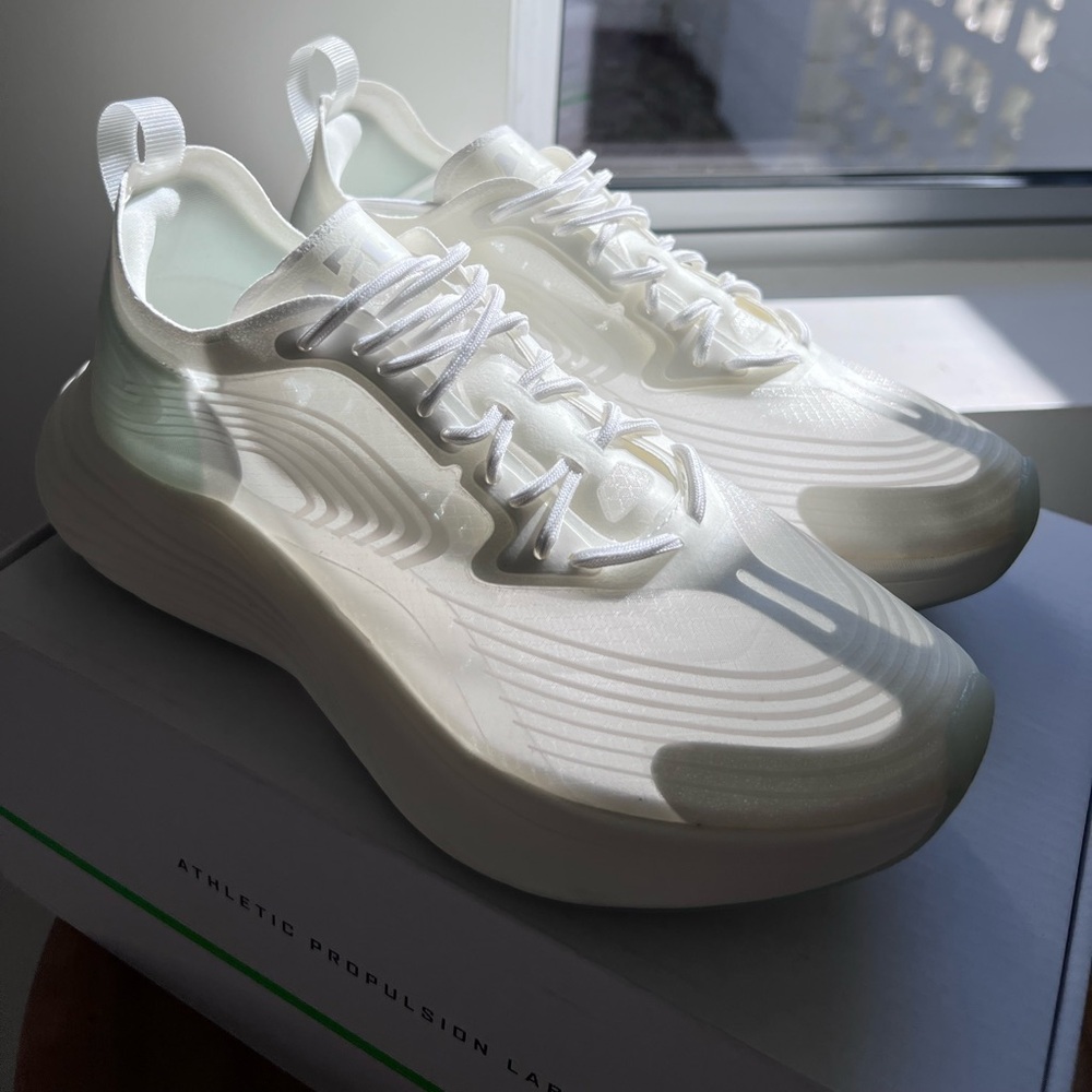 APL Streamline Running Shoes in size 7, clear/white